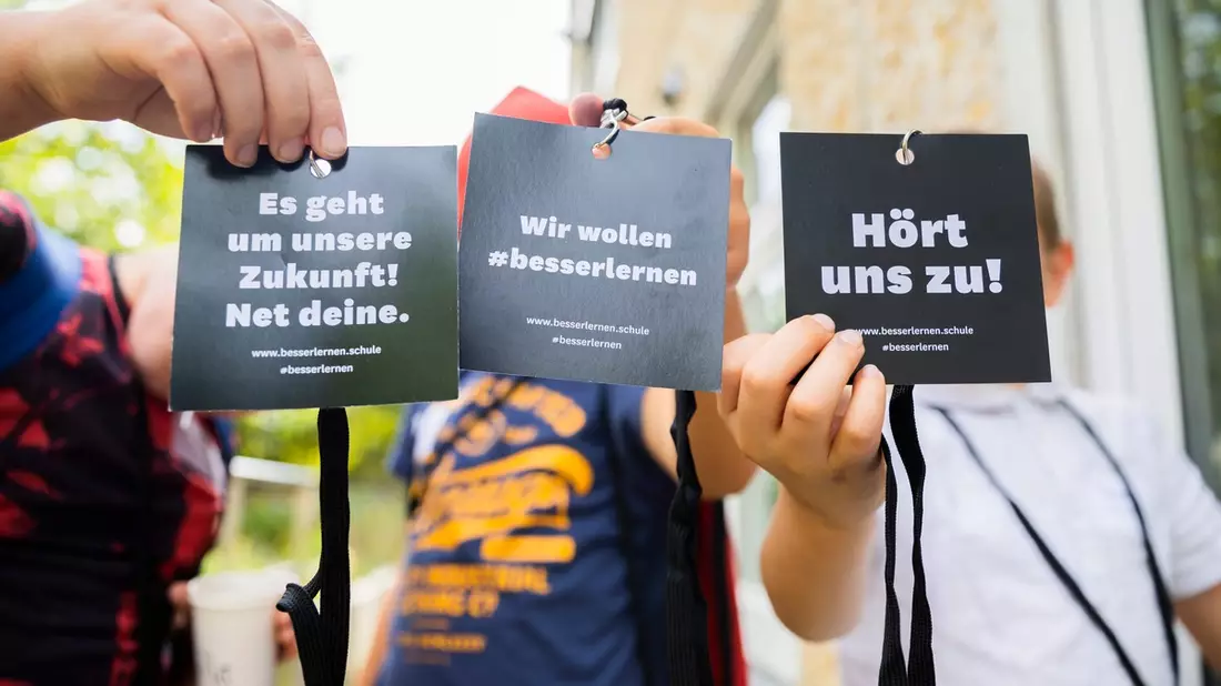 PISA: Was sagen die Schüler? / Kinder und Jugendliche im Bürgerrat fordern bessere Bildung / #besserlernen: bundesweite Aktion an Schulen zum Tag der Bildung - Bild: presseportal.de