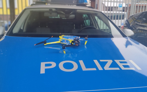 POL-GOE: Wertvolle UnterstĂŒtzung aus der Luft - Polizeidirektion Göttingen erhĂ€lt Drohnen und bildet LuftfahrzeugfernfĂŒhrende aus - Foto: presseportal.de POL-GOE: Wertvolle UnterstĂŒtzung aus der Luft - Polizeidirektion Göttingen erhĂ€lt Drohnen und bildet LuftfahrzeugfernfĂŒhrende aus - Foto: presseportal.de