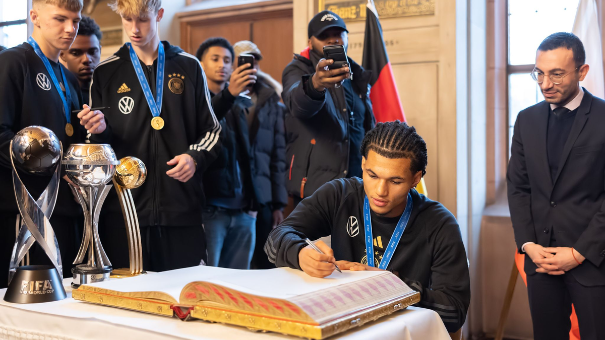 Paris Brunner trägt sich in das Goldene Buch der Stadt Frankfurt ein. - Foto: Jürgen Kessler/dpa