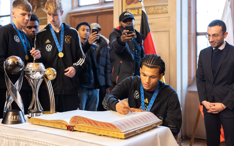 Paris Brunner trägt sich in das Goldene Buch der Stadt Frankfurt ein. - Foto: Jürgen Kessler/dpa