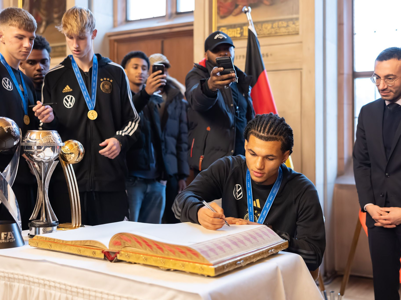 Paris Brunner trägt sich in das Goldene Buch der Stadt Frankfurt ein. - Foto: Jürgen Kessler/dpa