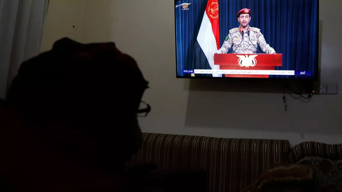 Fernsehansprache von Yahya Saree - der Sprecher der Huthi-Rebellen. Die vom Iran unterstützten Rebellen intensivieren ihre Angriffe auf Handelsschiffe im Roten Meer. - Bild: Osamah Yahya/ZUMA/dpa