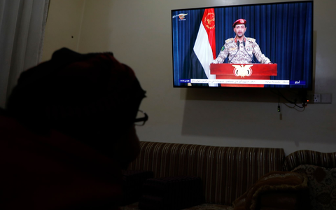 Fernsehansprache von Yahya Saree - der Sprecher der Huthi-Rebellen. Die vom Iran unterstützten Rebellen intensivieren ihre Angriffe auf Handelsschiffe im Roten Meer. - Foto: Osamah Yahya/ZUMA/dpa Fernsehansprache von Yahya Saree - der Sprecher der Huthi-Rebellen. Die vom Iran unterstützten Rebellen intensivieren ihre Angriffe auf Handelsschiffe im Roten Meer. - Foto: Osamah Yahya/ZUMA/dpa