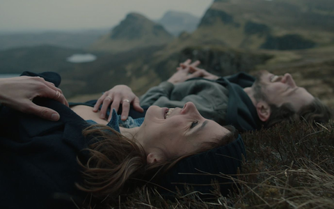 Aylin Tezel als Kira und Chris Fulton als Ian in einer Szene des Films «Falling Into Place». - Foto: Julian Krubasik/Port au Prince Pictures/dpa