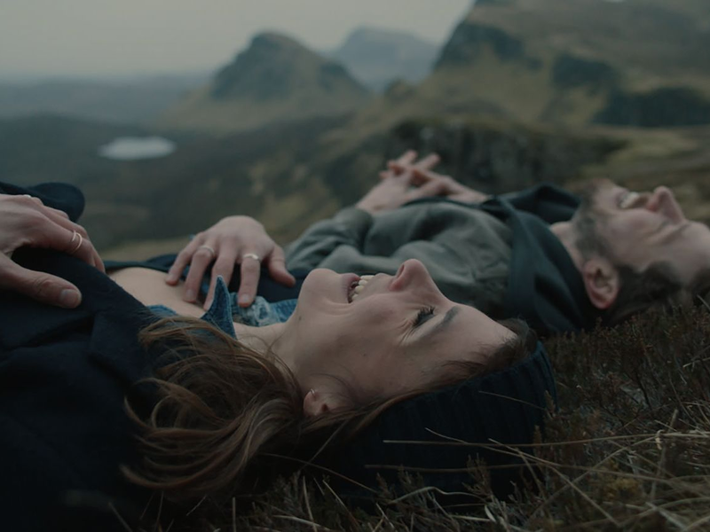 Aylin Tezel als Kira und Chris Fulton als Ian in einer Szene des Films «Falling Into Place». - Foto: Julian Krubasik/Port au Prince Pictures/dpa