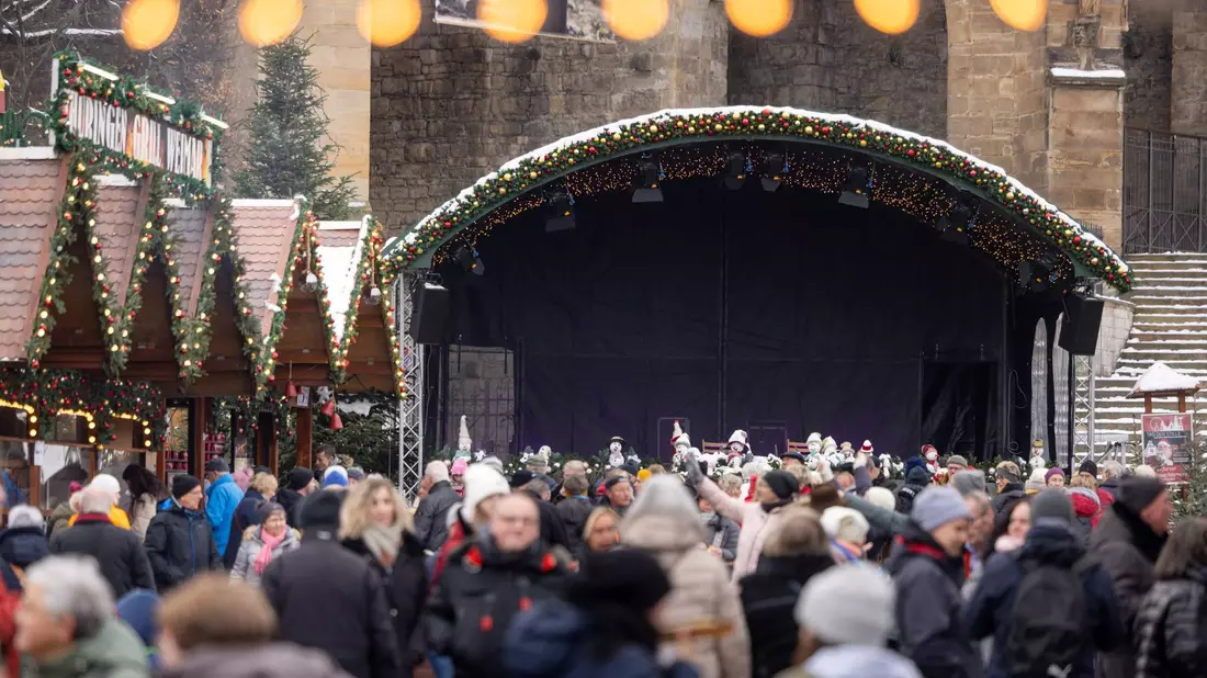 Die Bühne auf dem Erfurter Weihnachtsmarkt ist am Tag der Stille leer. - Bild: Michael Reichel/dpa