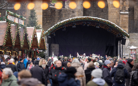 Die Bühne auf dem Erfurter Weihnachtsmarkt ist am Tag der Stille leer. - Foto: Michael Reichel/dpa