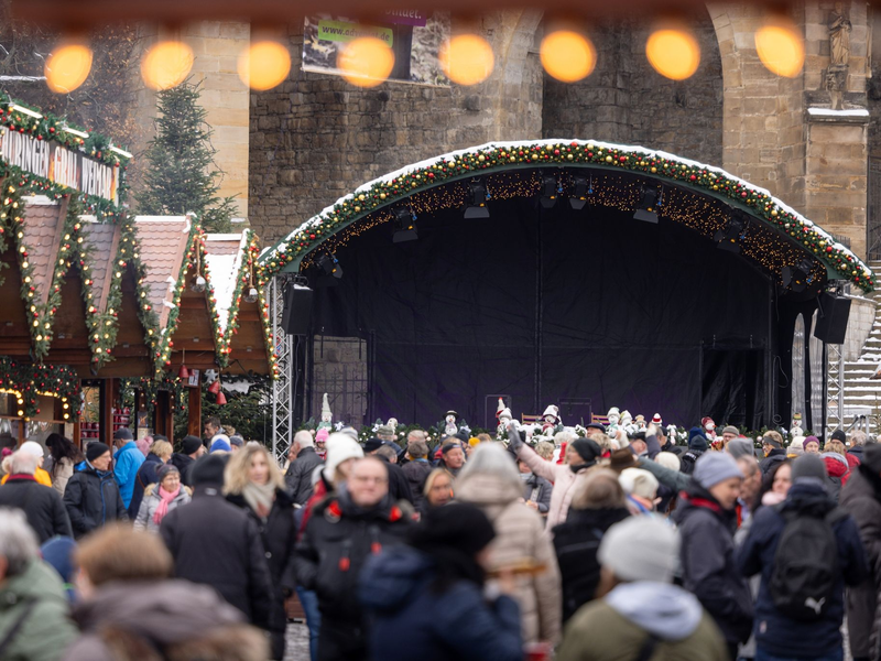 Die Bühne auf dem Erfurter Weihnachtsmarkt ist am Tag der Stille leer. - Foto: Michael Reichel/dpa