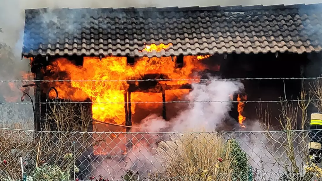 FW-EN: Brennende Gartenlaube beschäftigt Hattinger Feuerwehr drei Stunden - Bild: presseportal.de
