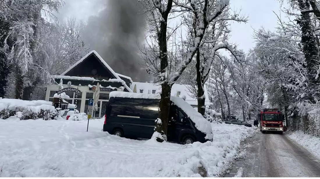FW-M: Feuer droht auf Dachstuhl überzugreifen (Feldmoching) - Bild: presseportal.de