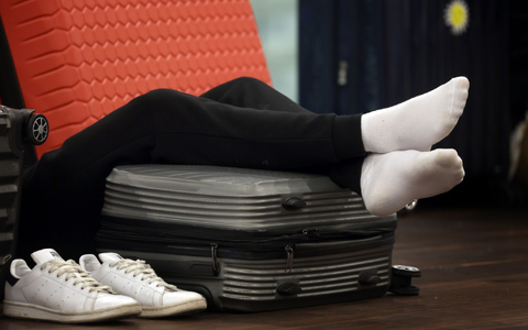 Einige Passagiere mussten auf dem wegen Schneefall zeitweilig gesperrten Münchener Flughafen mehrere Nächte ausharren. - Foto: Karl-Josef Hildenbrand/dpa