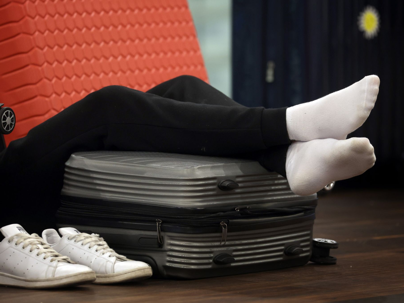 Einige Passagiere mussten auf dem wegen Schneefall zeitweilig gesperrten Münchener Flughafen mehrere Nächte ausharren. - Foto: Karl-Josef Hildenbrand/dpa