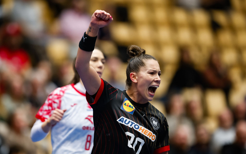 Deutschlands Emily Bölk jubelt über ihren überraschend klaren Sieg gegen Polen. - Foto: -/dpa