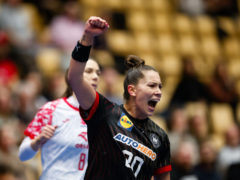 Deutschlands Emily Bölk jubelt über ihren überraschend klaren Sieg gegen Polen. - Foto: -/dpa