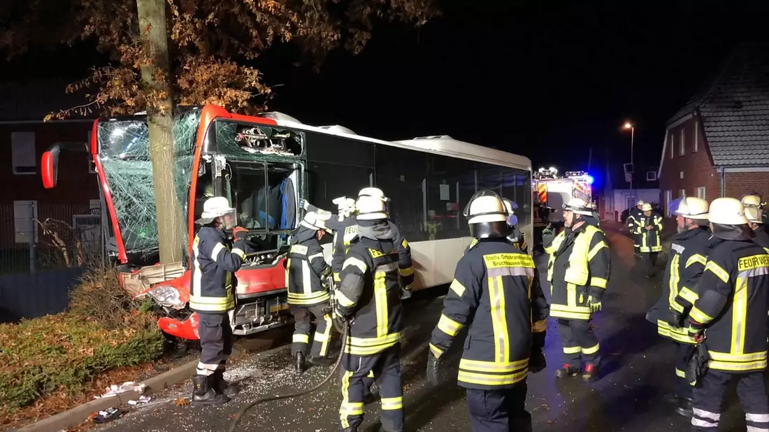 POL-DH: --- Bruchhausen-Vilsen, Linienbus touchiert Hauswand, Fahrer schwer verletzt --- - Bild: presseportal.de