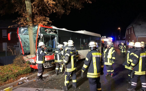 POL-DH: --- Bruchhausen-Vilsen, Linienbus touchiert Hauswand, Fahrer schwer verletzt --- - Foto: presseportal.de
