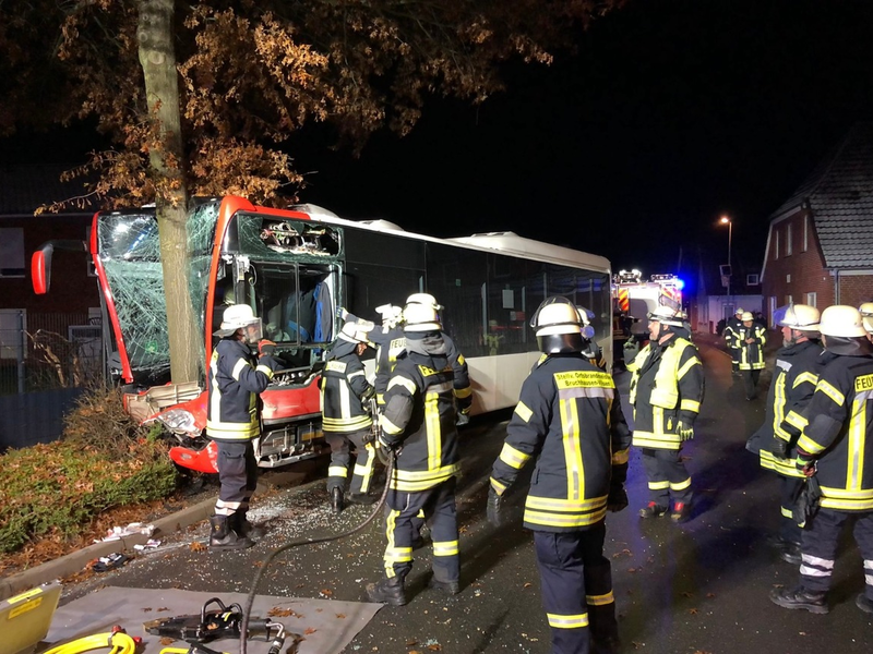 POL-DH: --- Bruchhausen-Vilsen, Linienbus touchiert Hauswand, Fahrer schwer verletzt --- - Foto: presseportal.de