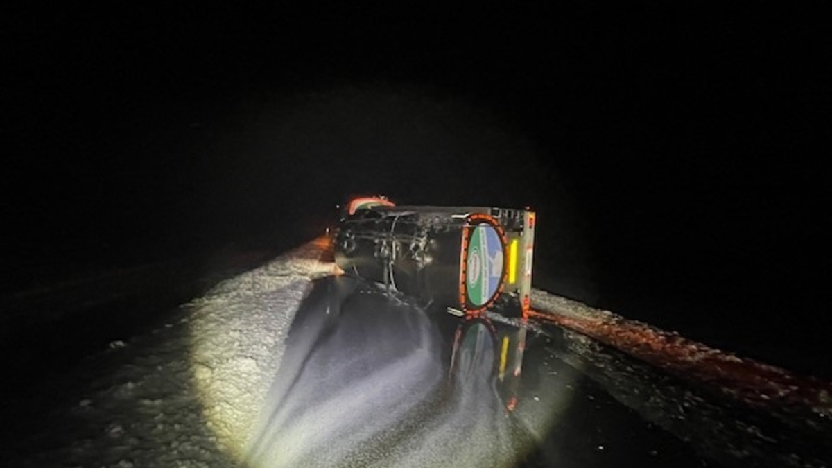 POL-PDTR: Umgestürzter Milchanhänger blockiert die komplette Fahrbahn der B 269 zwischen Rinzenberg und Birkenfeld - Foto: presseportal.de