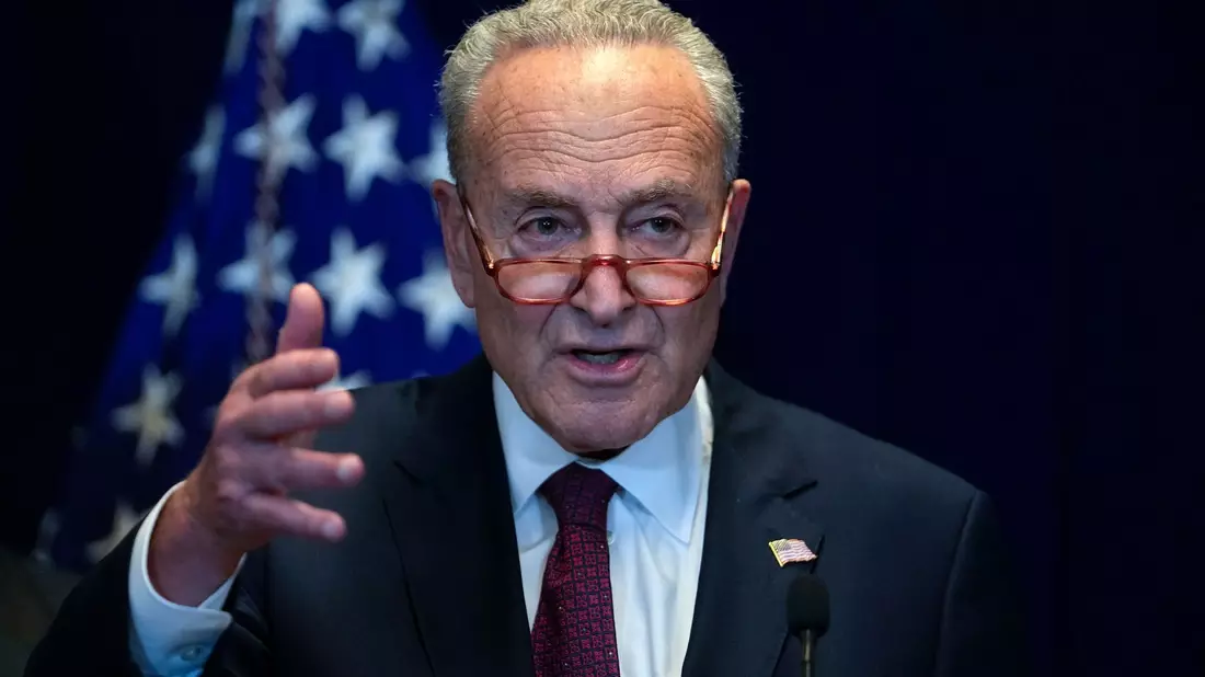 Chuck Schumer, Mehrheitsführer des Senates der USA, fordert seine Kollegen auf, die Freigabe neuer Ukraine-Hilfen voranzubringen. - Bild: Andy Wong/AP/dpa
