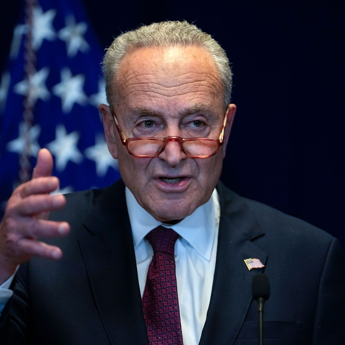 Chuck Schumer, Mehrheitsführer des Senates der USA, fordert seine Kollegen auf, die Freigabe neuer Ukraine-Hilfen voranzubringen. - Foto: Andy Wong/AP/dpa
