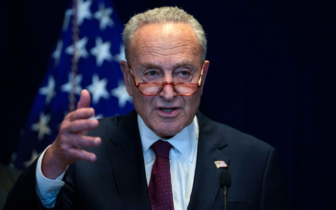 Chuck Schumer, Mehrheitsführer des Senates der USA, fordert seine Kollegen auf, die Freigabe neuer Ukraine-Hilfen voranzubringen. - Foto: Andy Wong/AP/dpa