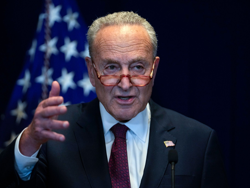 Chuck Schumer, Mehrheitsführer des Senates der USA, fordert seine Kollegen auf, die Freigabe neuer Ukraine-Hilfen voranzubringen. - Foto: Andy Wong/AP/dpa