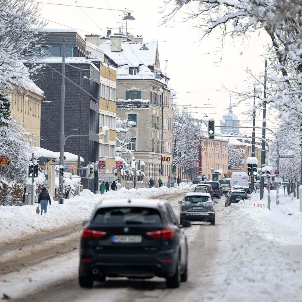 Der Deutsche Wetterdienst warnt in den kommenden Tagen vielerorts weiter vor Glatteis. - Foto: Lukas Barth/dpa