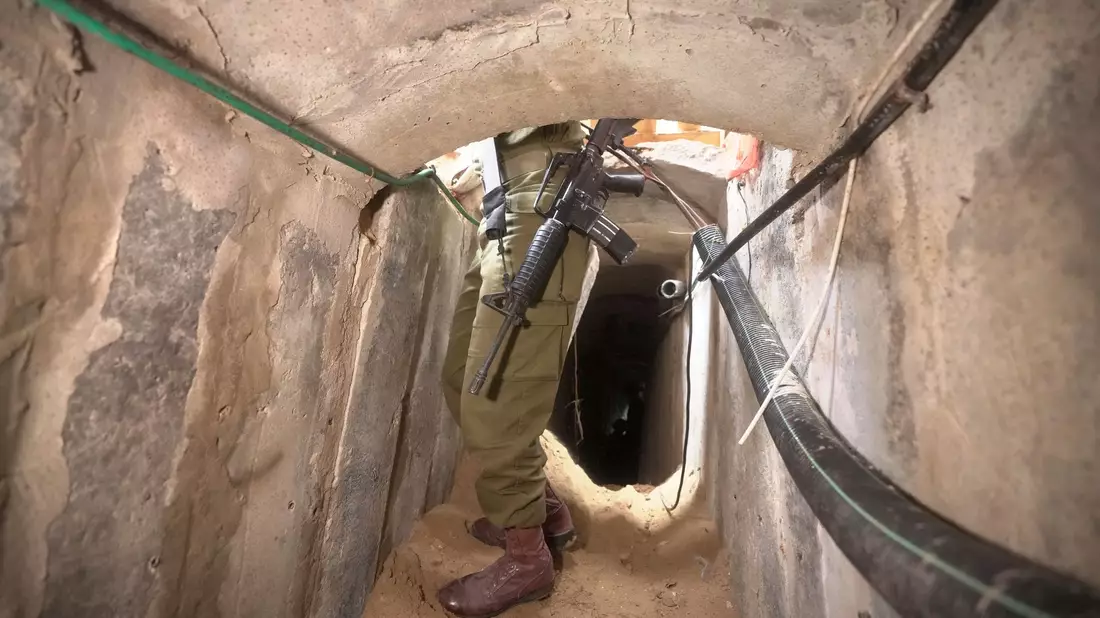 Ein israelischer Soldat steht in einem unterirdischen Tunnel, der unter dem Schifa-Krankenhaus in Gaza-Stadt gefunden wurde. - Bild: Victor R. Caivano/AP/dpa