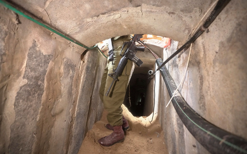 Ein israelischer Soldat steht in einem unterirdischen Tunnel, der unter dem Schifa-Krankenhaus in Gaza-Stadt gefunden wurde. - Foto: Victor R. Caivano/AP/dpa
