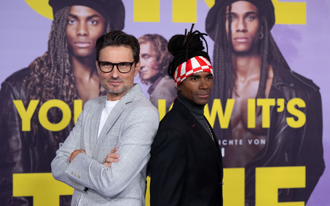 Simon Verhoeven (l) und Fabrice Morvan bei der Premiere von «Girl You Know It's True» in München. - Foto: Sven Hoppe/dpa