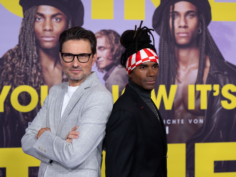 Simon Verhoeven (l) und Fabrice Morvan bei der Premiere von «Girl You Know It's True» in München. - Foto: Sven Hoppe/dpa