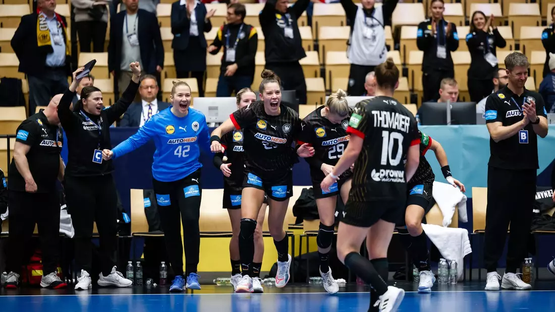 Bundestrainer Markus Gaugisch und seine Spielerinnen jubeln über ihren Sieg gegen Polen. - Bild: -/dpa