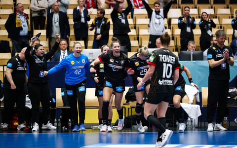 Bundestrainer Markus Gaugisch und seine Spielerinnen jubeln über ihren Sieg gegen Polen. - Foto: -/dpa