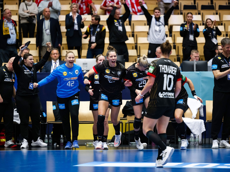 Bundestrainer Markus Gaugisch und seine Spielerinnen jubeln über ihren Sieg gegen Polen. - Foto: -/dpa