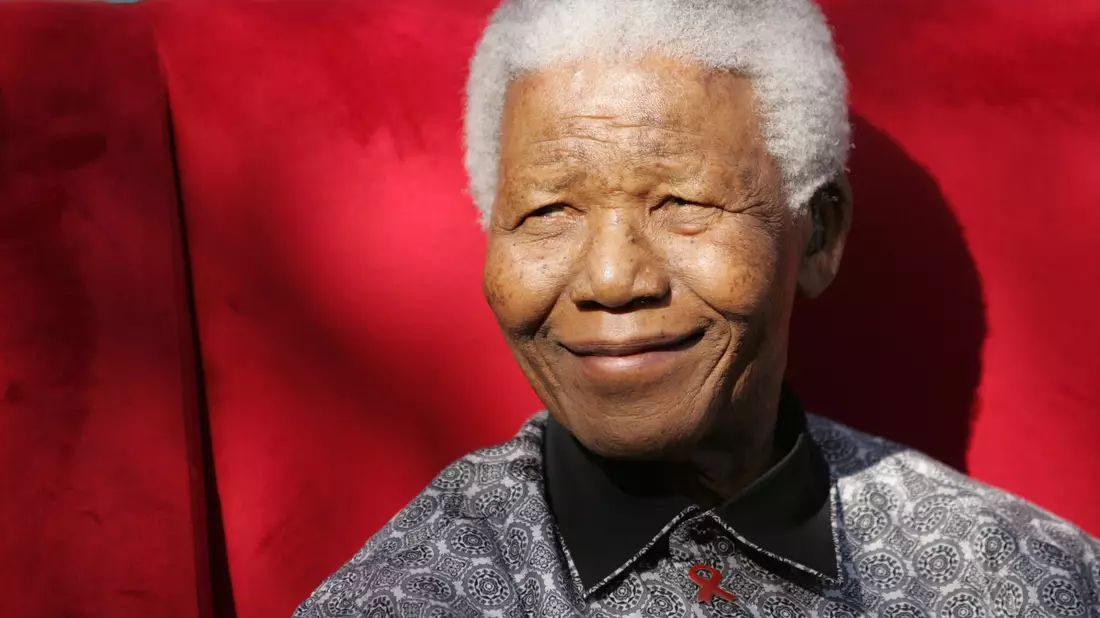 Nelson Mandela war 1994 zum ersten schwarzen Präsidenten Südafrikas gewählt worden. - Bild: picture alliance / dpa