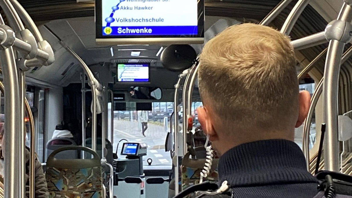 POL-HA: Uniformierte Polizeibeamte begleiten Bus in Wehringhausen - Foto: presseportal.de