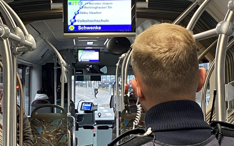 POL-HA: Uniformierte Polizeibeamte begleiten Bus in Wehringhausen - Foto: presseportal.de