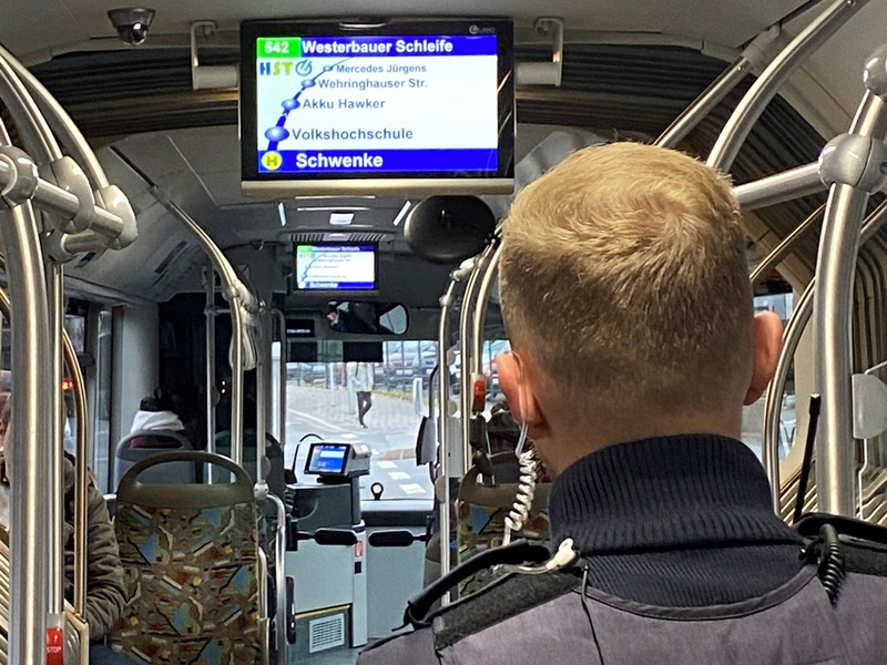 POL-HA: Uniformierte Polizeibeamte begleiten Bus in Wehringhausen - Foto: presseportal.de