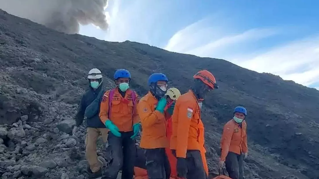 Rettungskräfte bereiten sich darauf vor, die Leiche eines Bergsteigers zu bergen, der beim Ausbruch des Vulkans Marapi ums Leben gekommen ist. - Bild: BASARNAS/BASARNAS/AP/dpa