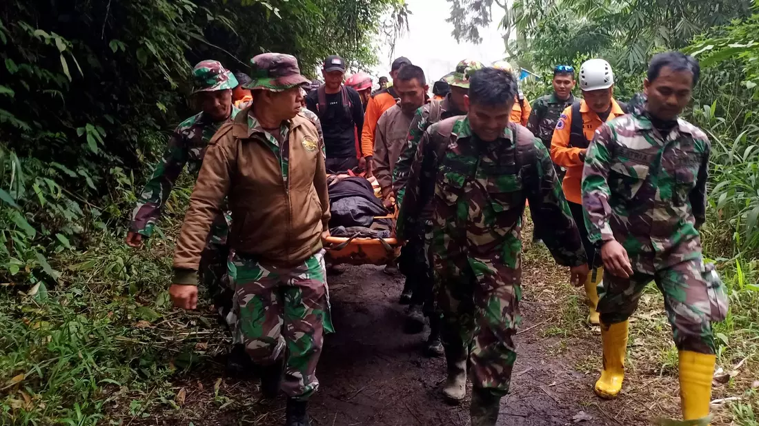 Rettungskräfte tragen einen verletzten Bergsteiger in der Nähe des Vulkans Marapi auf der indonesischen Insel Sumatra. - Bild: Givo Alputra/AP/dpa