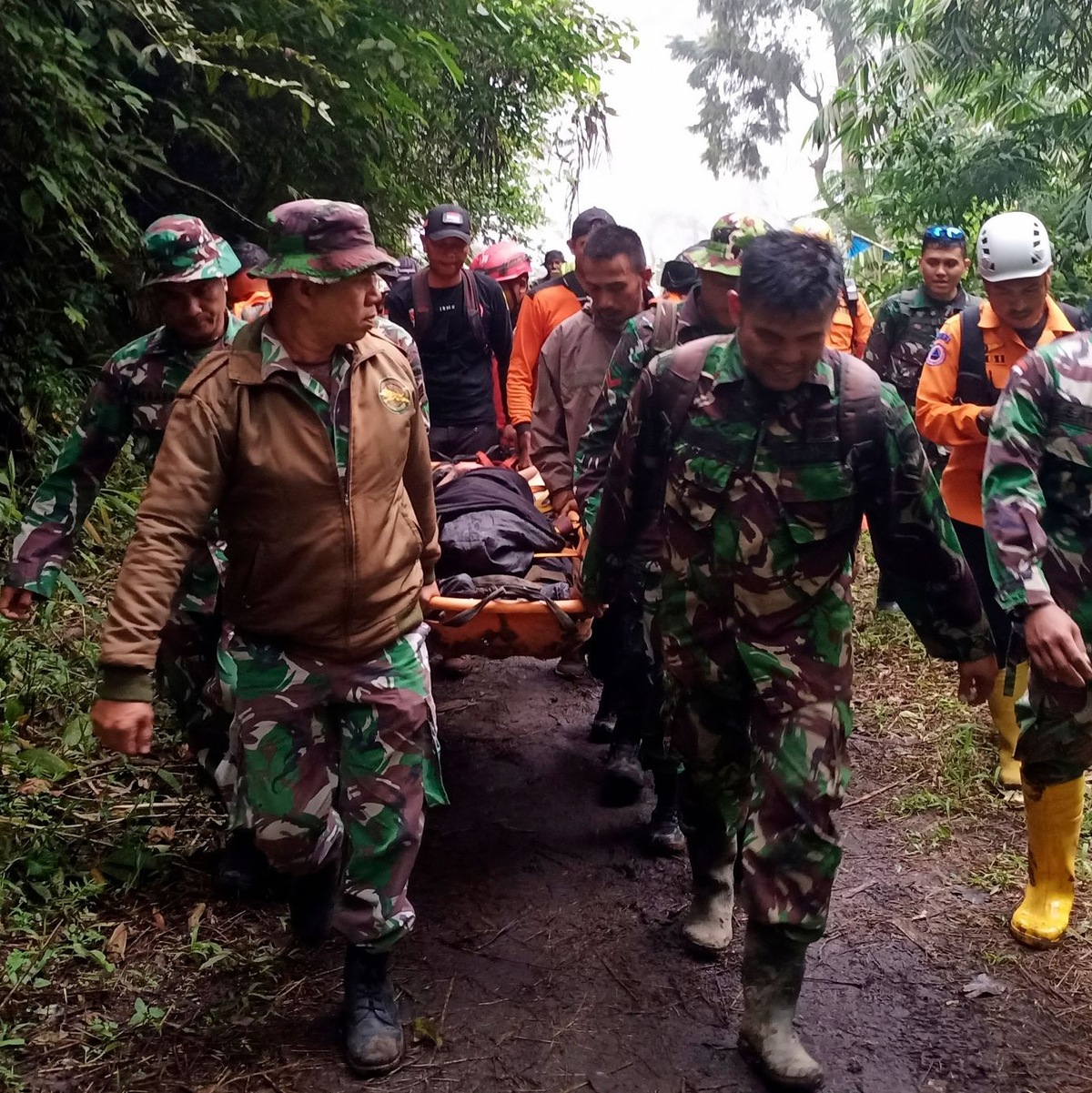 Rettungskräfte tragen einen verletzten Bergsteiger in der Nähe des Vulkans Marapi auf der indonesischen Insel Sumatra. - Foto: Givo Alputra/AP/dpa