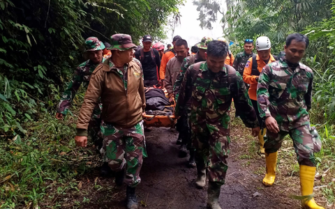 Rettungskräfte tragen einen verletzten Bergsteiger in der Nähe des Vulkans Marapi auf der indonesischen Insel Sumatra. - Foto: Givo Alputra/AP/dpa