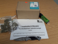 HZA-MS: Familienausflug endet mit Strafanzeigen / Zoll Münster findet geringe Mengen Betäubungsmittel, Messer und Pfefferspray in Familien-PKW - Foto: presseportal.de