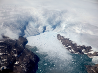 Eisberge brechen von einem Gletscher in einen Fjord in Grönland. Zwischen 2011 und 2020 verlor Grönland jährlich etwa 251 Gigatonnen an Eis. - Foto: David Goldman/AP/dpa