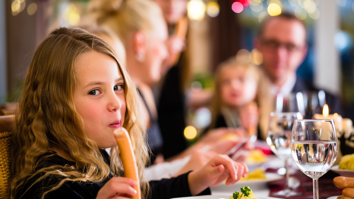Weihnachten beginnt mit Würstchen und Kartoffelsalat - Foto: presseportal.de