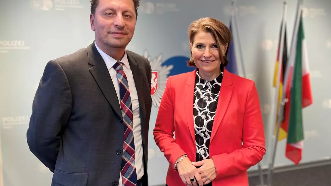 POL-HA: Die Hagener Kriminalpolizei hat einen neuen Leiter - Polizeipräsidentin Ursula Tomahogh stellt Kriminaldirektor Robert Gereci vor - Bild: presseportal.de