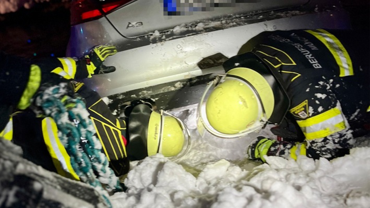 FW-M: Pkw landet im Wasser (Olympiapark) - Foto: presseportal.de