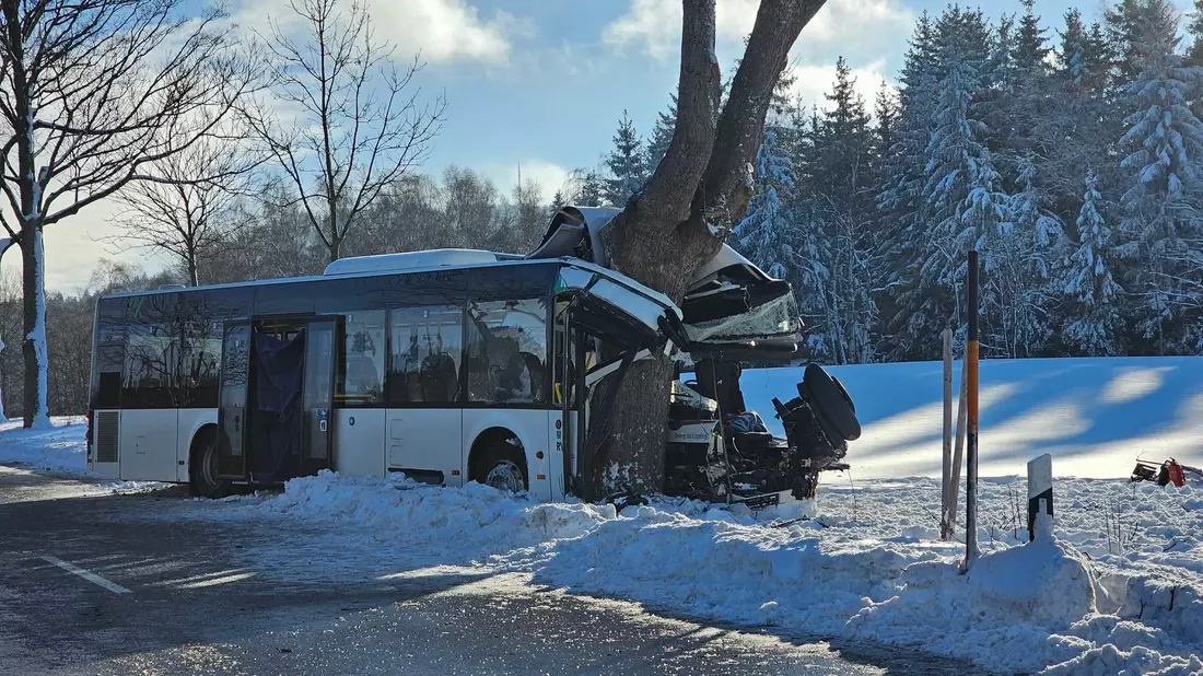 Bei dem Unfall eines Schulbusses im Erzgebirge ist ein Kind ums Leben gekommen. - Bild: Mike Müller/TNN/dpa