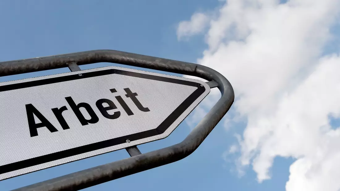 Menschen in Deutschland machen weniger Überstunden und arbeiten häufiger in Teilzeit. - Bild: Carsten Rehder/dpa