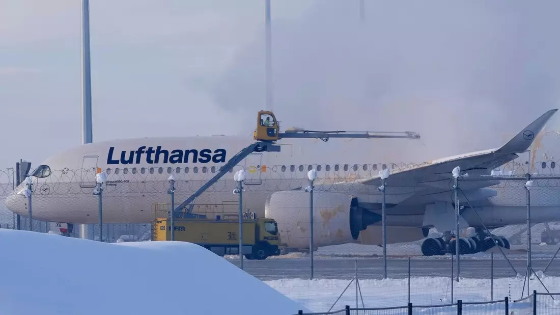 Ein Flugzeug der Lufthansa wird auf dem Flughafen München enteist. - Bild: Matthias Schrader/AP/dpa